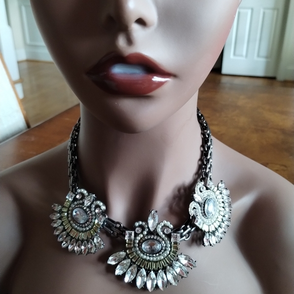 Statement Necklace - Radiance & Elegance Unveiled 🌠✨ (Pre-Owned) - Picture 2 of 7